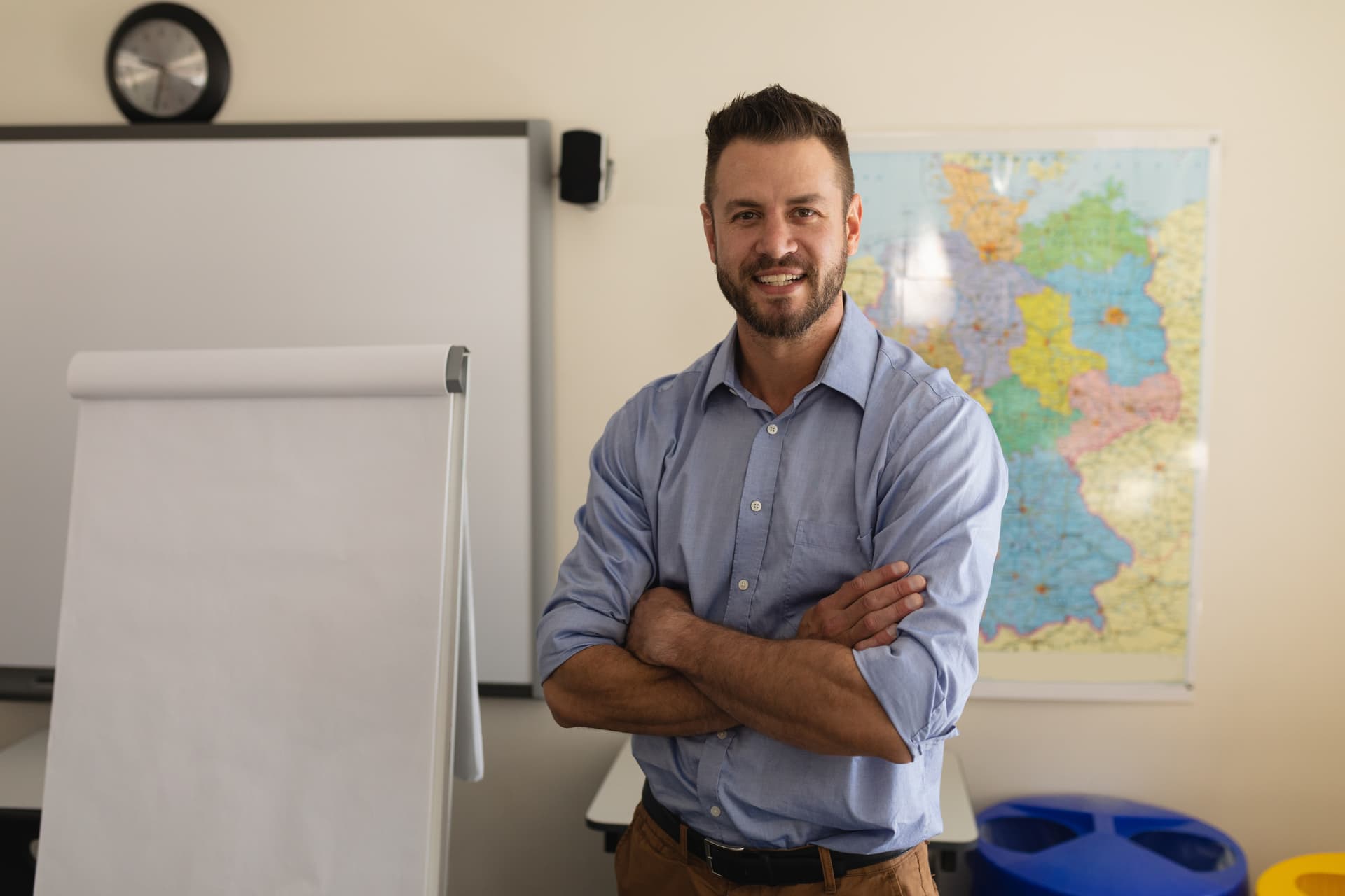 Picture of a teacher in front of a whiteboard